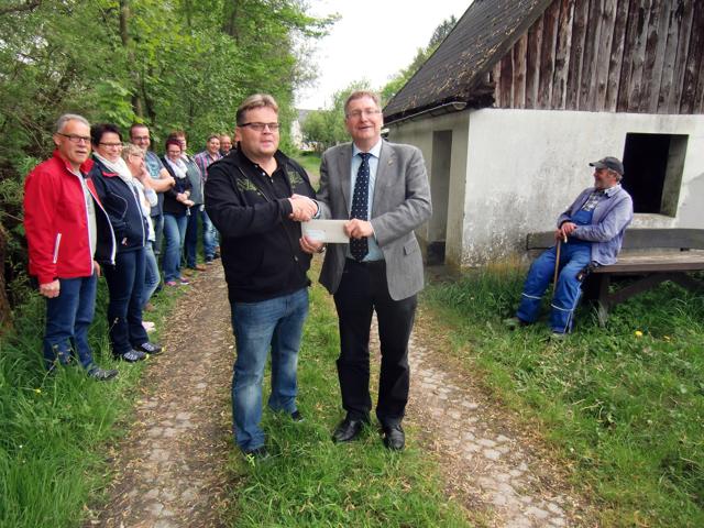 DKS-Vorsitzender Thorsten Görg (l.) mit Netphens Bürgermeister Paul Wagener. (Foto: Wilfried Lerchstein)