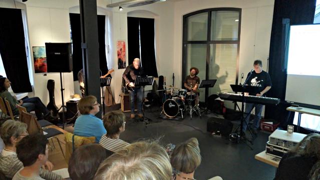 Unter dem Dirigat von Matthias Merzhäuser animierte die Band der Musikschule, bestehend aus Steffen Becker (Schlagzeug), Christian Hendrick Jung (Gitarre), Jörg Gudelius (Bass) und Matthias Merzhäuser (Vorsinger, Keyboard), das Publikum zum Mitsingen. (Foto: Stadt Netphen)