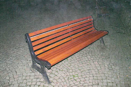 Die in der Siegener Oberstadt entwendete Sitzbank. (Foto: Polizei)