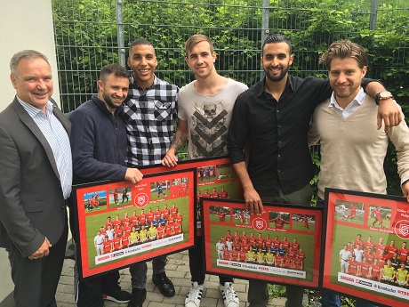 Der 1. Vorsitzende Roland Schöler (li.) verabschiedete Amir Tahiri, Abdelhamid Sabiri, Marco Komenda, Adil Kouskous und Philipp Frisch (v.li.). Foto: Sportfreunde Siegen/Schäfer