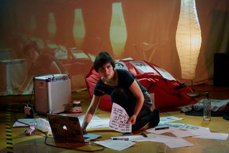 Das tollMut Theater präsentierte das 90 minütige Solo-Stück „Unendlich und Grenzenlos“ mit Laura Von Der Heyde im Vortex Surfer Musikclub.