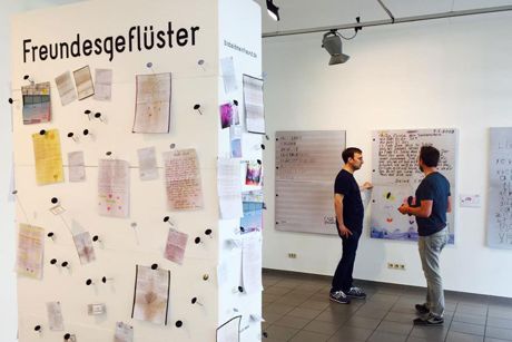 In der „Galerie 11“ in der Poststraße ist die Ausstellung „Bis bald mein Freund“ zu sehen. Briefe von Menschen mit geistiger Behinderung wurden, was sie sowieso schon waren – kleine Kunstwerke. (Fotos: ARTSi)