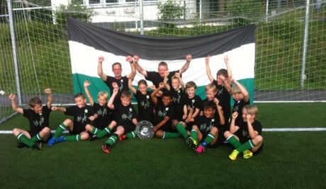 Die E2-Meistermannschaft der SpVg Bürbach: Paul Luca Schmitz, Tim Micha Rotermund, Phil Schulz, Johan Ghira, Jonathan Tempel, David Utsch, Leonie Kreuz, Denis Rreci, Finn Birkner, Metehan Keles, Ben Kremer, Tim Elias Linek, Brahim Bejaoui und die Trainer Holger Kreuz und Markus Birkner. Foto: Verein