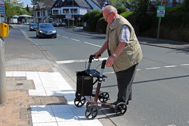 Für seh- und mobilitätseingeschränkte Menschen muss der Straßenraum möglichst barrierefrei gestaltet sein. Bodenleitsysteme und abgesenkte Bordsteine helfen. (Foto: Gemeinde Wilnsdorf)