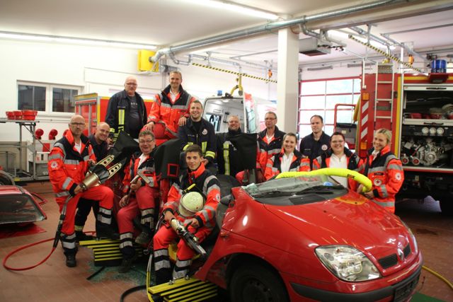 DRK Rettungsdienstpersonal der Rettungswache Burbach-Wahlbach sowie die ehrenamtlichen Rettungssanitäter der Feuerwehr Würgendorf übten gemeinsam die Patientenrettung aus einem Fahrzeug. (Foto: Kai Langenbach/DRK)