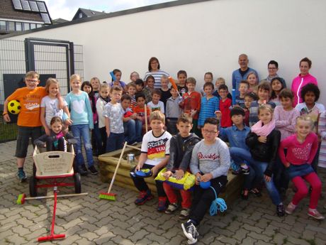 Neunkirchener Schüler freuen sich über Sandkasten. (Fotos: Gemeinde Neunkirchen)