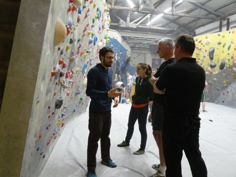 Bei einem letzten „Gründer vor Ort“ ging es in der Jung’s Boulderhalle in Weidenau hoch hinaus. (Foto: KM:SI)