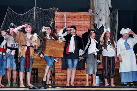 2016-06-20_Eckmannshausen_Dreisbachtalschule in Eckmannshausen spielt das Theaterstück „Piraten lesen nicht!“_Foto_Sven Pitzer_01