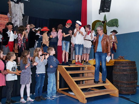 2016-06-20_Eckmannshausen_Dreisbachtalschule in Eckmannshausen spielt das Theaterstück „Piraten lesen nicht!“_Foto_Sven Pitzer_05