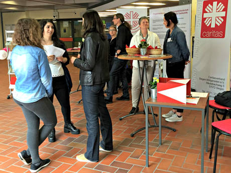 Premiere an der Universität Siegen: Vor dem Audimax hat die Berufsmesse für Studierende zum Thema „Soziales, Bildung und Gesundheit“ stattgefunden. (Foto: Uni)