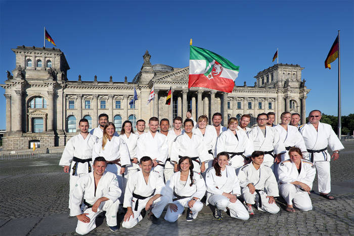 Die NRW-Mannschaft vor dem Berliner Reichstag. (Foto: Polizei)