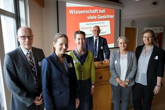 Prof. Dr. Joachim Goebel (v.l.), Dr. Eva Rüschen, Dr. Sabine Graap, Kees Kouwenaar, Katharina Miketta, Prof. Dr. Gabriele Weiß. (Fotoquelle: Rainer Hotz/MIWF.NRW.)