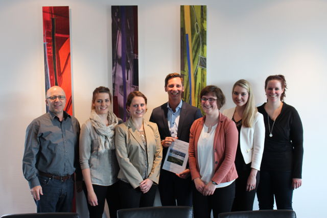 Freuten sich über die gelungene Präsentation (von links): Prof. Dr. Christoph Erdenberger, Jessica Hartisch, Elisa Hermann, Landrat Andreas Müller, Edith Bress, Carolin Göldner und Melanie Krämer. (Foto: Kreis)