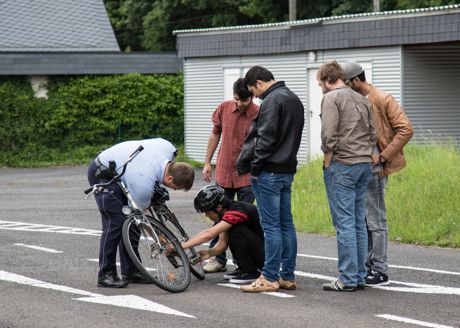Verkehrssicherheitsberater Axel Bieler kennt nicht nur die Verkehrsregeln aus dem Effeff, er steht auch bei einer abgesprungenen Kette mit Rat und Tat zu Seite.