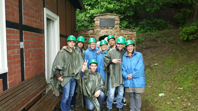 Sichtlich Spaß hatten die Flüchtlinge und Ehrenamtler bei dem Besuch des Wodanstollns. (Foto: Gemeinde Neunkirchen)