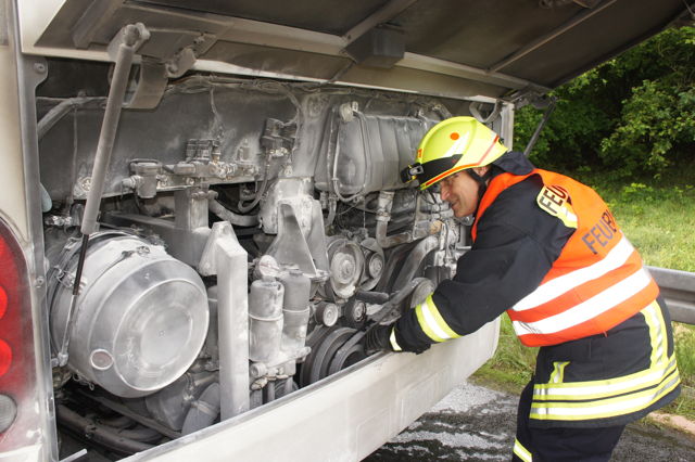 2016-06-28_Wilnsdorf_A45_Motorbrand bei Bus mit 25 Flüchtlingen_Foto_Hercher_01