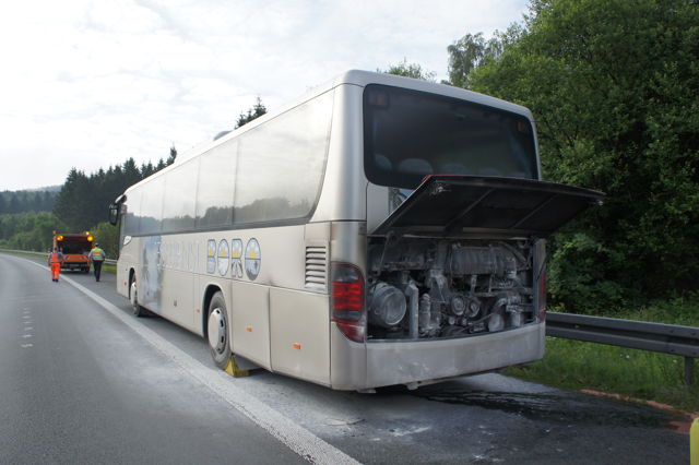 2016-06-28_Wilnsdorf_A45_Motorbrand bei Bus mit 25 Flüchtlingen_Foto_Hercher_02
