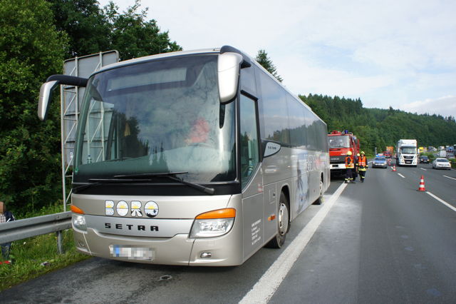 2016-06-28_Wilnsdorf_A45_Motorbrand bei Bus mit 25 Flüchtlingen_Foto_Hercher_04