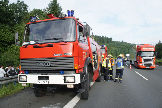 2016-06-28_Wilnsdorf_A45_Motorbrand bei Bus mit 25 Flüchtlingen_Foto_Hercher_05