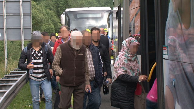 2016-06-28_Wilnsdorf_A45_Motorbrand bei Bus mit 25 Flüchtlingen_Foto_Hercher_07