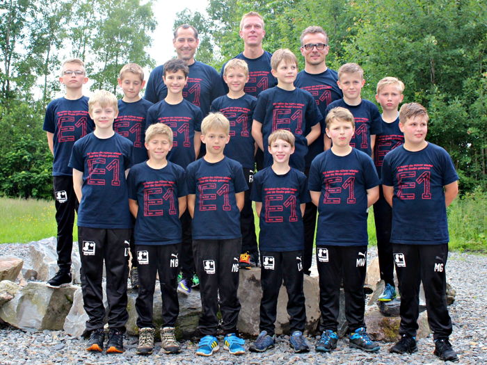 Das Foto zeigt die gesamte Mannschaft mit ihren Trainern in den Meister T-Shirts. Vordere Reihe v.l.n.r.: Linus Zeppenfeld, Nico Bäumener, Nic-Emil Grüttner, Lukas Hauptmann, Max Wolzenburg Mittlere Reihe v.l.n.r.: Maxim Paul, Leon Wörster, Dennis Münker, Fynn Altegoer, Henri Vogtmann, Jarno Habitzki, Magnus Jobst Hintere Reihe v.l.n.r.: Die drei Trainer Thomas Wörster, Björn Altegoer, Klaus Habitzki