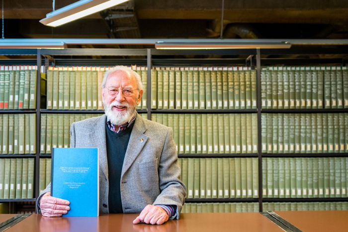 Im Alter von 80 Jahren hat Edmund Burkard einen Doktortitel in Erziehungswissenschaften erhalten und ist damit der älteste Promovend der Uni Siegen. Seine Doktorarbeit schrieb er über das Thema „Der Hilfsverein der Deutschen Juden“. (Foto: Uni)