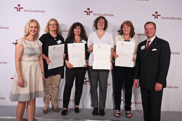 Familienministerin Manuela Schwesig (l.) überreichte die Zertifikate an die Vertreterinnen der Hochschulen aus Fulda, Bielefeld, Siegen und Paderborn. Für die Universität Siegen nahm Dr. Elisabeth Heinrich (3. v. r.) die Auszeichnung entgegen. Rechts John-Philip Hammersen (Geschäftsführer der Gemeinnützigen Hertie-Stiftung). (Foto: Uni)