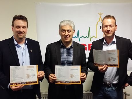 Der neue Vorsitzende des Integrationsrates, Önder Sahin (Mitte), mit seinem Stellvertreter Frank Wilmes (links) und dem Integrationsbeauftragten der Stadt Siegen, Torsten Büker (rechts). Foto: Stadt Siegen