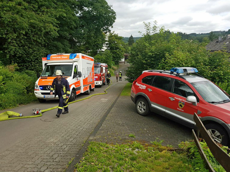 Unfall-Herzhausen-Transporter-gegen -Wohnhaus