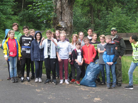 2016-07-01_Erndtebrück_Müllsammelaktion  Realschule Erndtebrück_Foto_Landesbetrieb Wald und Holz NRW_02