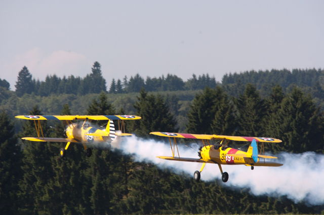Stark vertreten ist in Hirzenhain auch die Boeing-Stearman-Fraktion. Die US-Navy nutzte diese stattlichen Doppeldecker in den 30-er und 40-er Jahren des vorigen Jahrhunderts als Schulflugzeuge. (Foto: Krentscher)