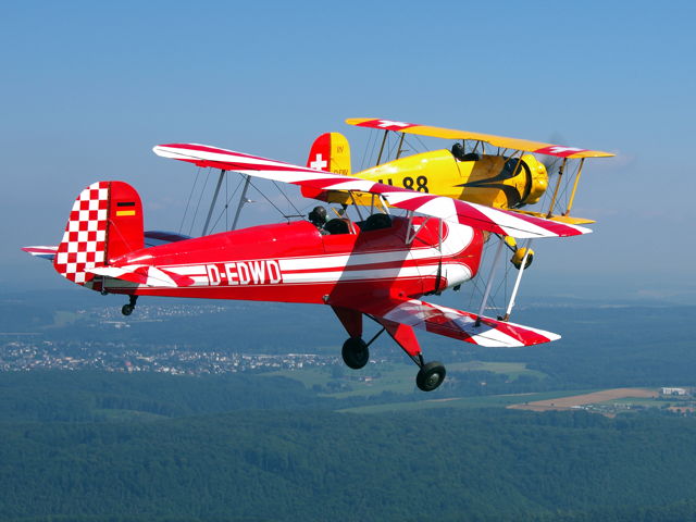 Wovon Oldie-Fans nachts träumen: Zwei prächtige Vertreter aus dem Hause Bücker im Verbandsflug. Vorne eine Bü 131 "Jungmann", dahinter eine einsitzige 133 C "Jungmeister". (Foto: privat)