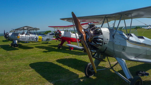 Doppeldecker, Doppeldecker, Doppeldecker – einer schöner als der andere. In Hirzenhain wird am kommenden Wochenende auch der älteste noch flugtaugliche "Stieglitz" der Welt (vorne) am Start sein. Das prächtige Kleinod ist auf dem Siegerlandflughafen zu Hause. (Foto: privat)