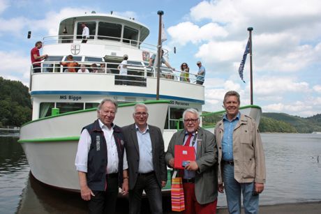 v.l.n.r. Der ehemalige Landtagsabgeordnete Hans-Dieter Moritz, Falk Heinrichs (MdL), Roland Abel und Willi Brase (MdB). Foto: Andreas Haßler