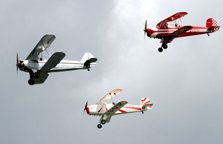 Die Sterntakt-Formation sorgte für optische und akustische Highlights am Himmel. Doch einer fehlt noch zum Quartett. Friedrich Diehl stieß mit seiner Bücker-Jungmeister etwas später hinzu. Foto: Joachim F. Köster