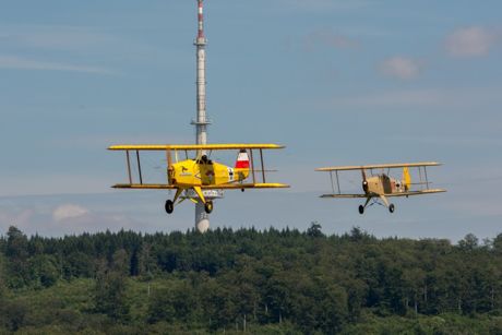 Early Birds: “Kiebitz”-Doppel im Landeanflug. Kleine Vogelkunde im Schatten des Fernsehturms. Bei diesen beiden Mustern handelt es sich übrigens um Ultraleichtflugzeuge. Foto: Elfi Jung