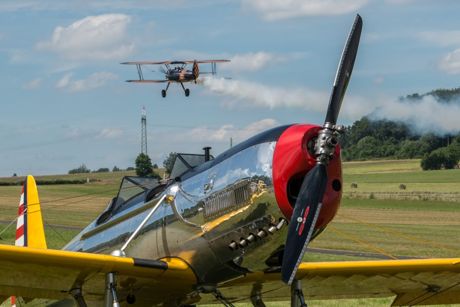 Dem brennt der Kittel! Hans Nordsiek, der fliegende Holländer, heizt seiner “Old Crow” ein. Im Vordergrund die Ryan PT 22. Ein beliebtes Fotomotiv. Foto: Elfi Jung