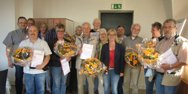 Der Vorstand des DRK-Frauenvereins Siegen bedankte sich bei den Jubiläumsblutspendern, die zu einer Ehrung in das Henry-Dunant-Haus eingeladen wurden. (Foto: DRK)