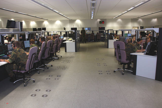 Blick in die hochmoderne Operationszentrale des „Control and Reporting Centre“ (CRC) Erndtebrück. (Foto: Andreas Haßler)
