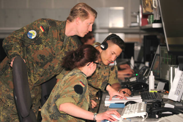 Oberleutnant Landwehr überprüft die ordnungsgemäße Dokumentation eines Luftnotfalls an der TPS-Position. (Foto: Daniel Heinen)