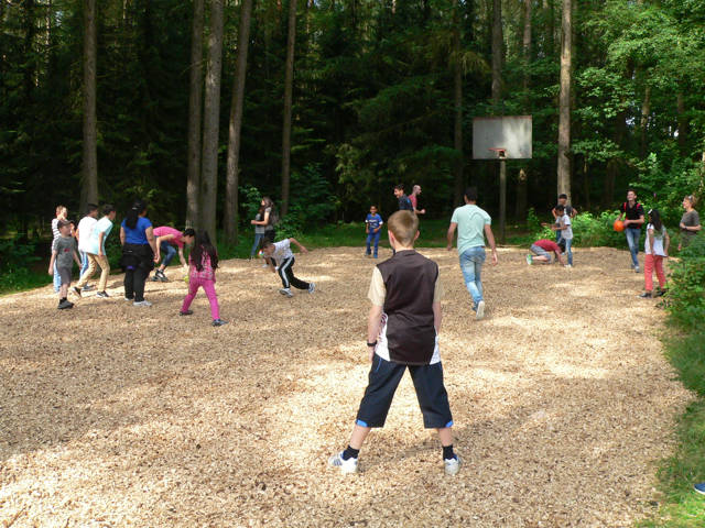 Auch Basketball zählte zu den Aktivitäten im Sprachcamp – die Kinder und Jugendlichen waren mit Feuereifer bei der Sache.