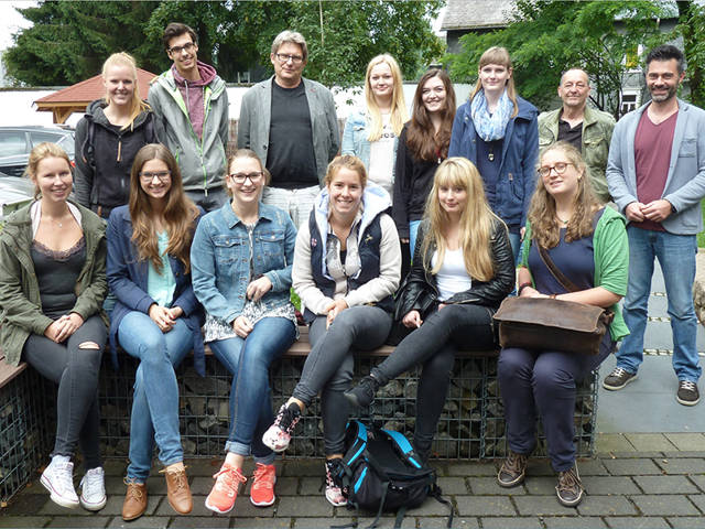 Die Bio-LehrerInnen von morgen informierten sich bei der AWO über Suchtprävention, zusammen mit PD Dr. Christoph Forreiter, (dritter li. oben) Günter Horn (zweiter re. oben) und Jens Kersting (re. oben). (Foto: Universität Siegen)