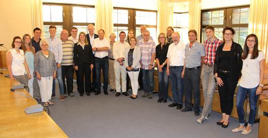 Das Bild zeigt den Vorstand des Regionalvereins der LEADER-Region 3-Länder-Eck e.V. und die Vertreter der vier vorgestellten Projekte. (Foto: LEADER-Region 3-Länder-Eck e.V.)