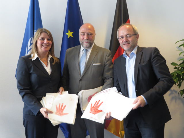 Christa Schuppler und Volkmar Klein übergeben „rote Hände“ an Günter Nooke, den Afrikabeauftragten der Bundeskanzlerin in Berlin. (Foto: CDU)