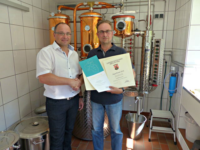 Holger Menzel, amtierender Bürgermeister der Stadt Hilchenbach, bei der Gratulation zu den Erfolgen seines Amtsvorgängers Hans-Peter Hasenstab.