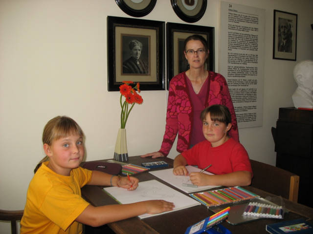 Unter der Diplom-Sozialpädagogin und Kunsttherapeutin Beate Welling können Mädchen und Jungen, die Spaß am Malen haben, sich von den vorgelesenen Märchen inspirieren lassen. (Foto: Stadt Hilchenbach)