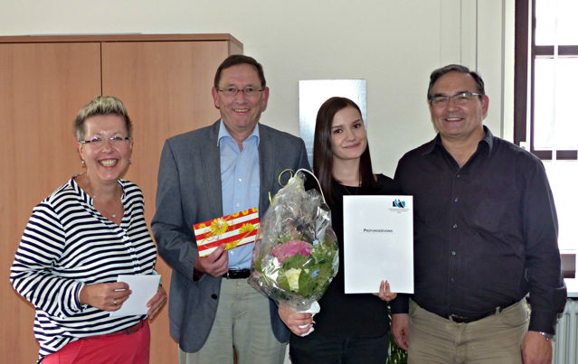 Stadtrat Udo Hoffmann (2. von links) gratuliert Lisann Siegfried und überreicht ihr im Beisein von der Personalratsvorsitzenden Susanne Kador und dem stellvertretendem Fachbereichsleiter Zentrale Dienste, Peter Krautheim, ein kleines Präsent. (Foto: Stadt Hilchenbach)
