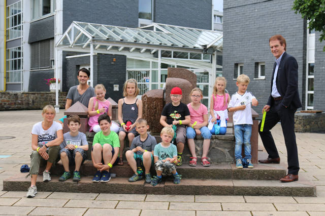 Nach dem Besuch im Rathaus gab’s noch ein Foto der Ferienbetreuungsgruppe gemeinsam mit dem Allgemeinen Vertreter Wolfgang Weber (links). (Foto: Gemeinde Neunkirchen)
