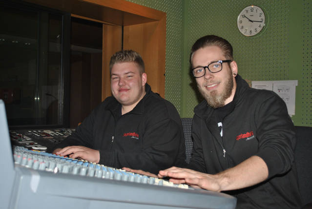 Beim 1. Siegener Frühlingsball im Leonhard-Gläser-Saal der Siegerlandhalle konnten die beiden neuen Fachkräfte Kornelius Läpple (li.) und Marius Lotz (re.) ihr Erlerntes anwenden: Sie waren für Licht- und Tontechnik verantwortlich. (Foto: Stadt Siegen)