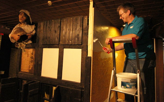 Die Bäckersfrau schaut etwas skeptisch aus ihrem Fenster: Museumsleiterin Dr. Corinna Nauck (rechts) legt Hand an die Kulissen der neuen Sonderausstellung. (Fotos: Museum)